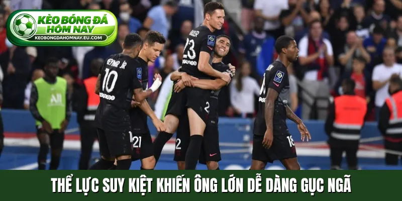 Thể lực suy kiệt khiến ông lớn dễ dàng gục ngã